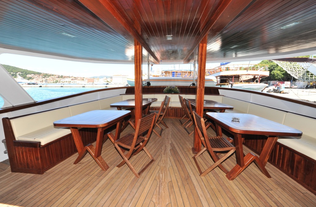 Schiff Inselhuepfen Kreuzfahrt Dionis Restaurant Aussen