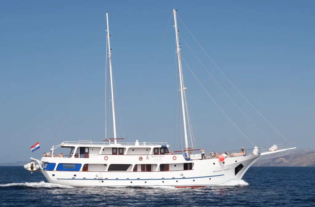Schiff Jadranska Kraljica Aussenansicht Steuerbord