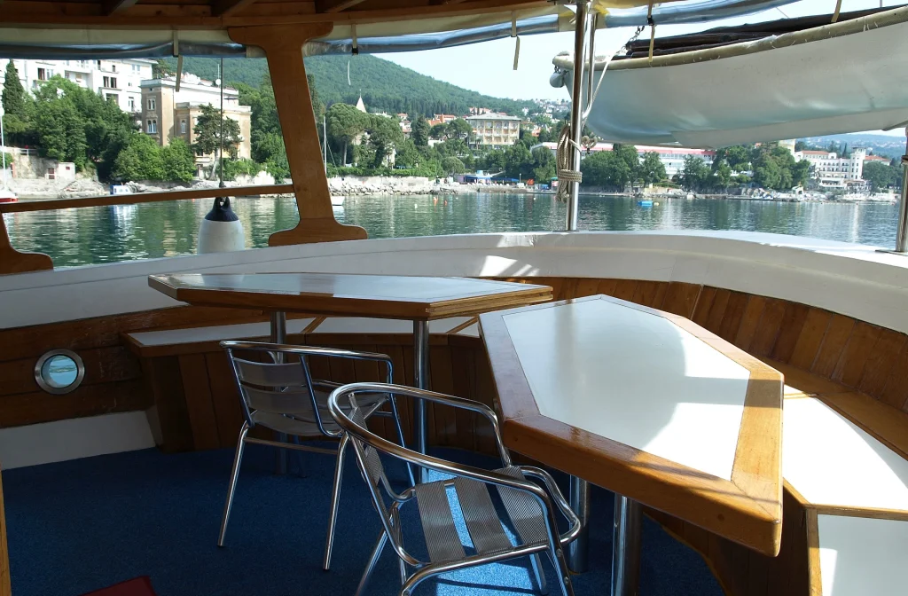 Schiff Dalmatinka Hauptdeck Tisch Stuhl