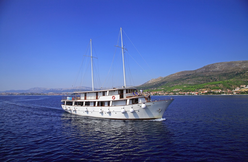 Schiff Inselhuepfen Kreuzfahrt Meridijan Aussenansicht