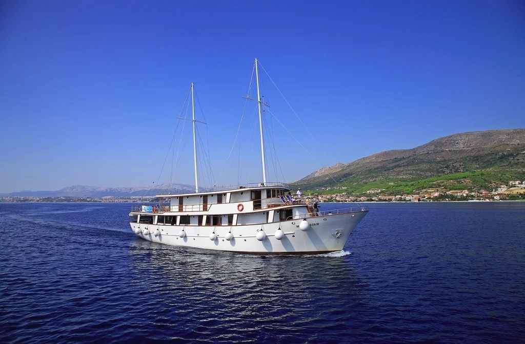 Schiff Inselhuepfen Kreuzfahrt Meridijan Aussenansicht