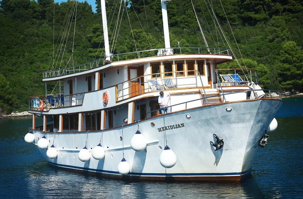 Schiff Inselhuepfen Kreuzfahrt Meridijan Aussenansicht