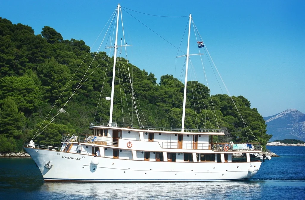 Schiff Inselhuepfen Kreuzfahrt Meridijan Aussenansicht