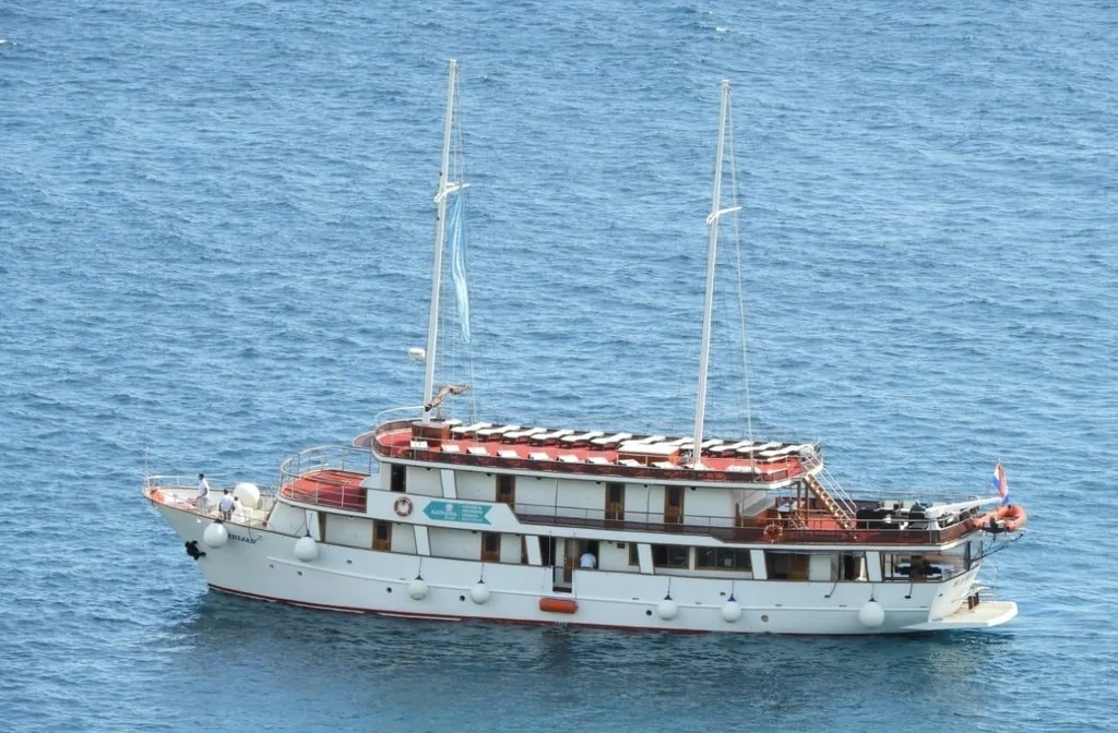 Schiff Inselhuepfen Kreuzfahrt Meridijan Aussenansicht