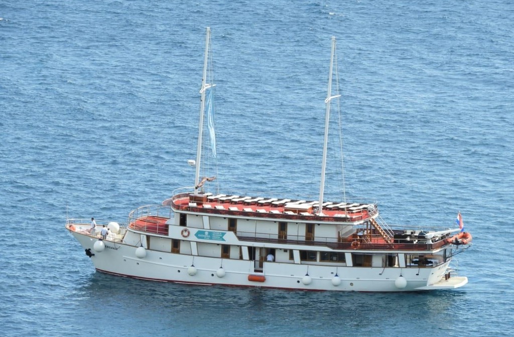 Schiff Inselhuepfen Kreuzfahrt Meridijan Aussenansicht