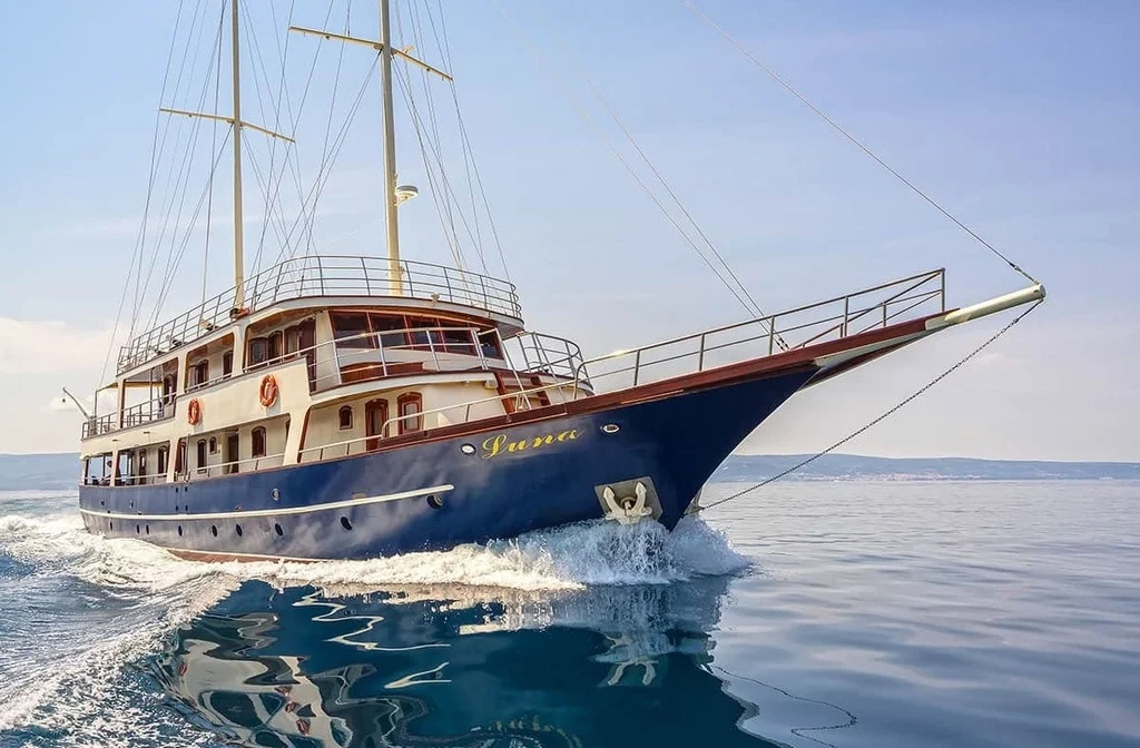 Schiff Luna Von Vorne