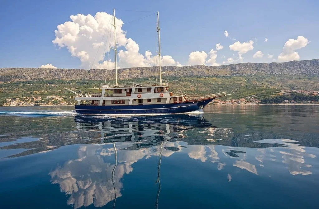Schiff Luna Von Der Seite