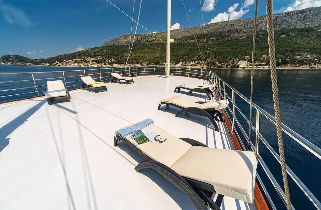 Schiff Luna Sonnendeck