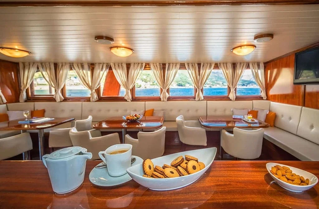 Schiff Luna Salon Nach Seite