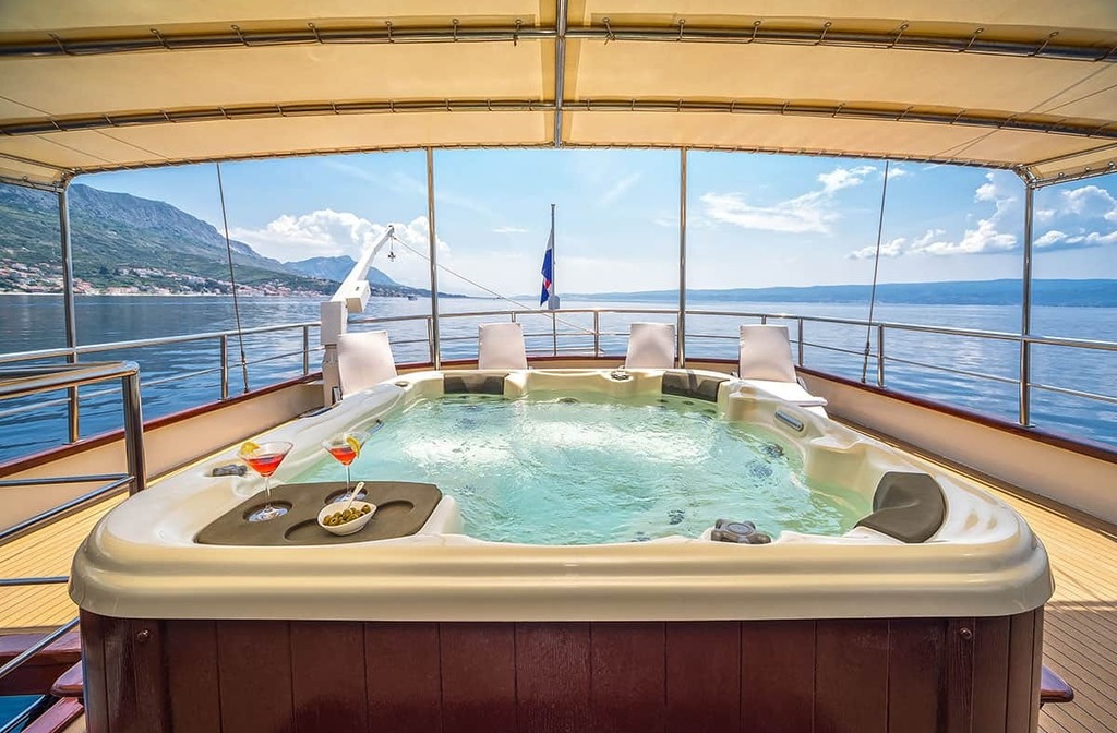 Schiff Luna Jacuzzi