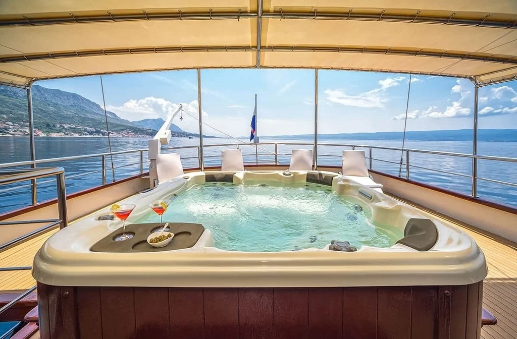 Schiff Luna Jacuzzi