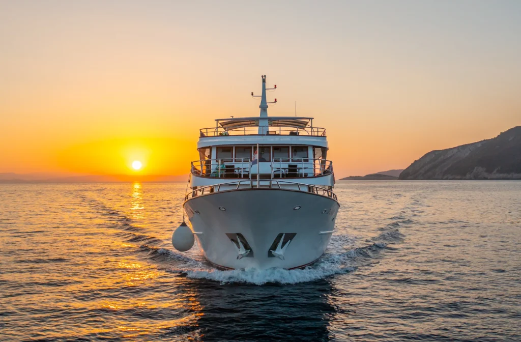 Schiff Splendid Aussenansicht Von Vorne Bug