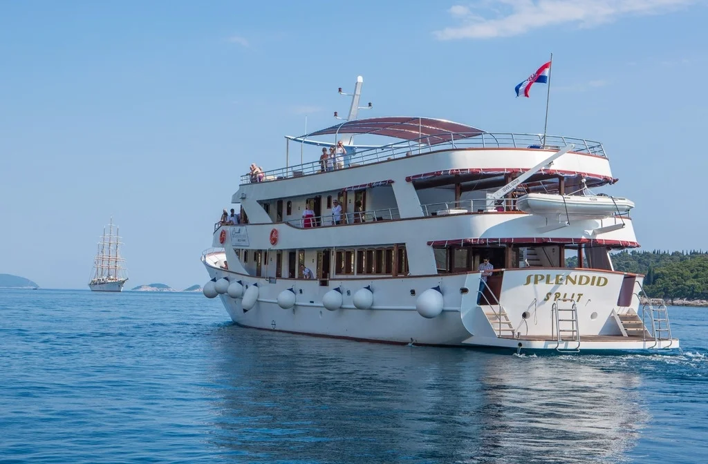 Schiff Inselhuepfen Kreuzfahrt Splendid Aussenansicht