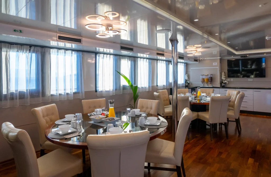 Schiff Ambassador Restaurant Fruestueck