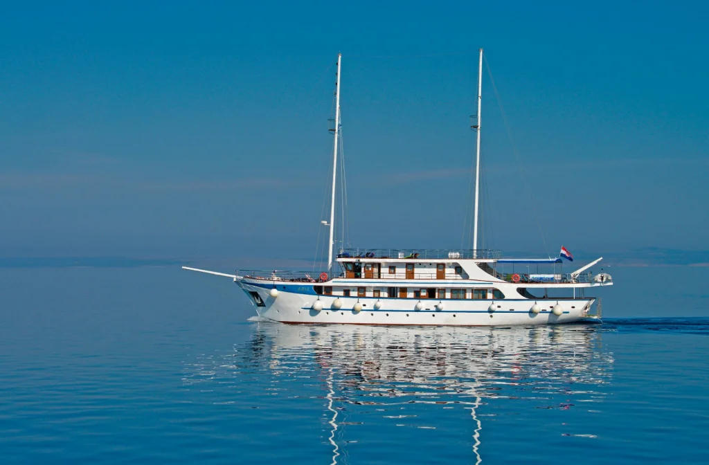 Schiff Aria Aussenansicht Backbord Meer