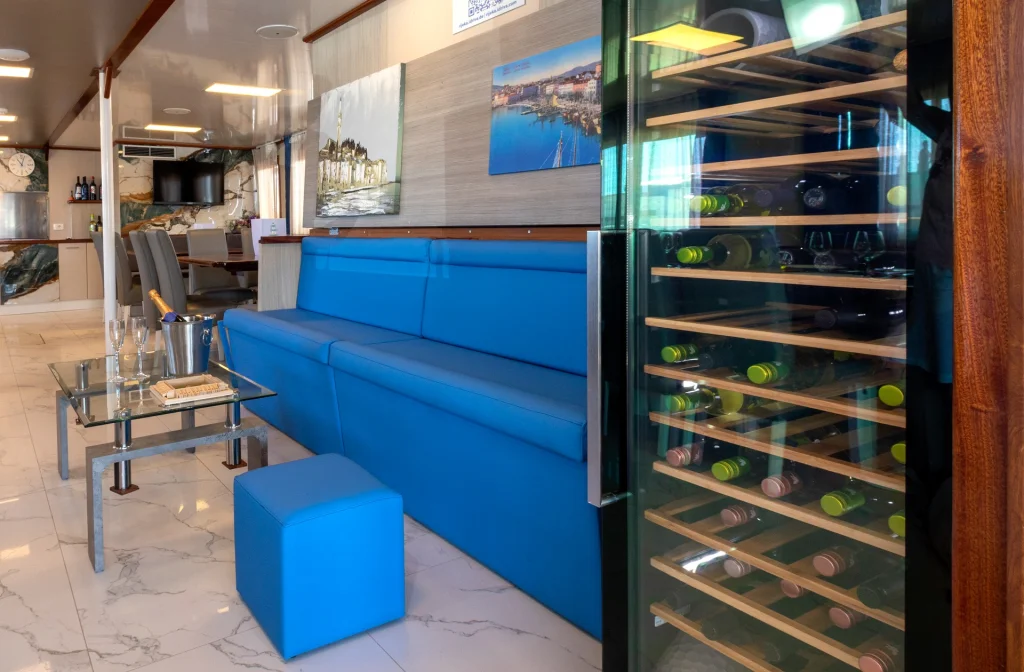 Schiff Aria Salon Wein