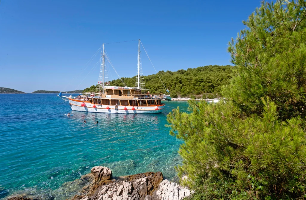 Schiff Dalmatino Aussenansicht Backbord Bucht
