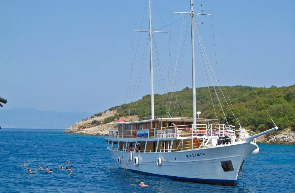 Schiff Kazimir Aussenansicht Von Vorne