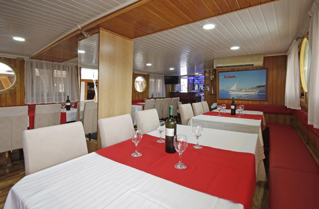 Schiff Kazimir Restaurant Bild