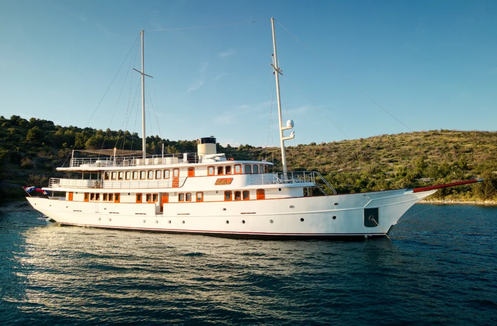 Schiff Bellezza Aussenansicht Bug Bucht