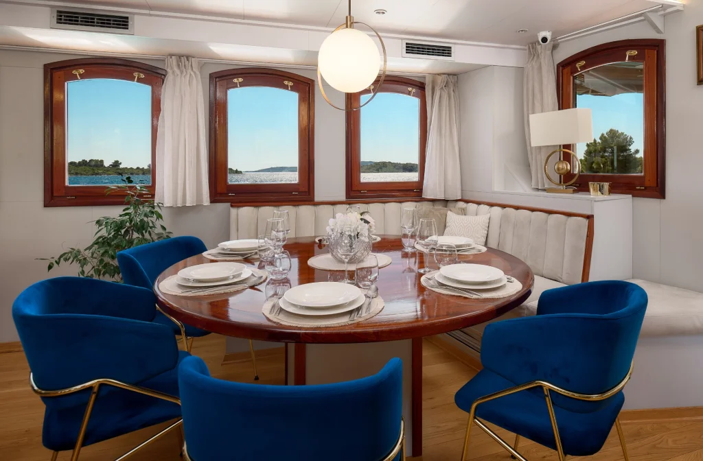 Schiff Bellezza Restuarant Tisch Stuehle