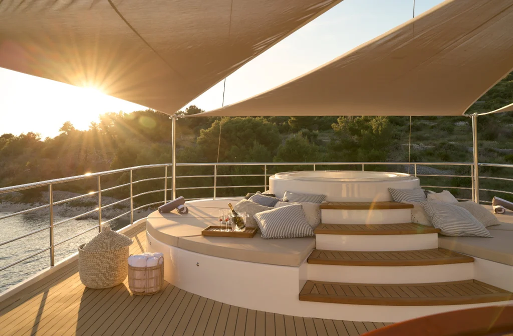 Schiff Bellezza Sonnendeck Jacuzzi Bucht
