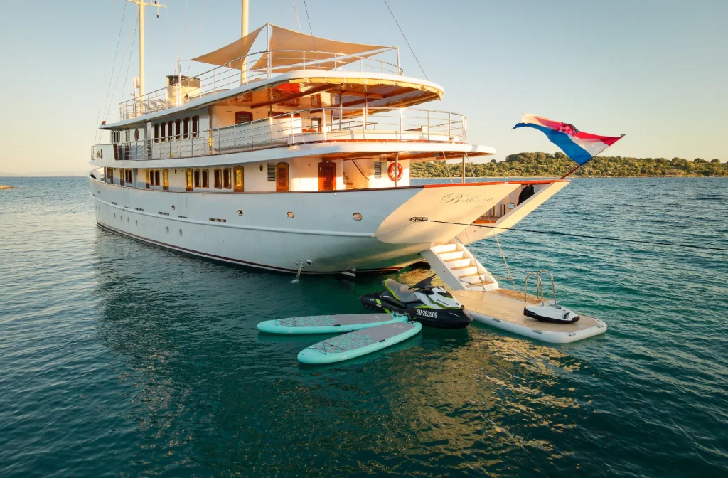 Schiff Bellezza Aussenansicht Heck