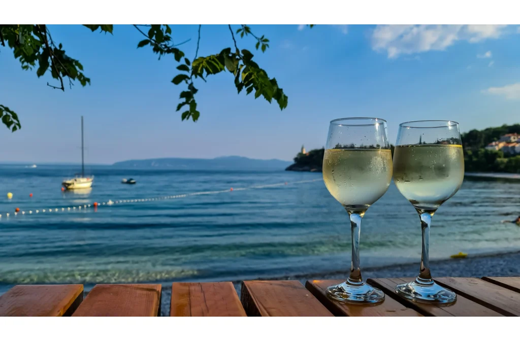 Schiff Shutterstock_2351010089