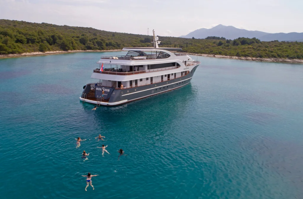 Schiff Solaris Aussenansicht Badepause