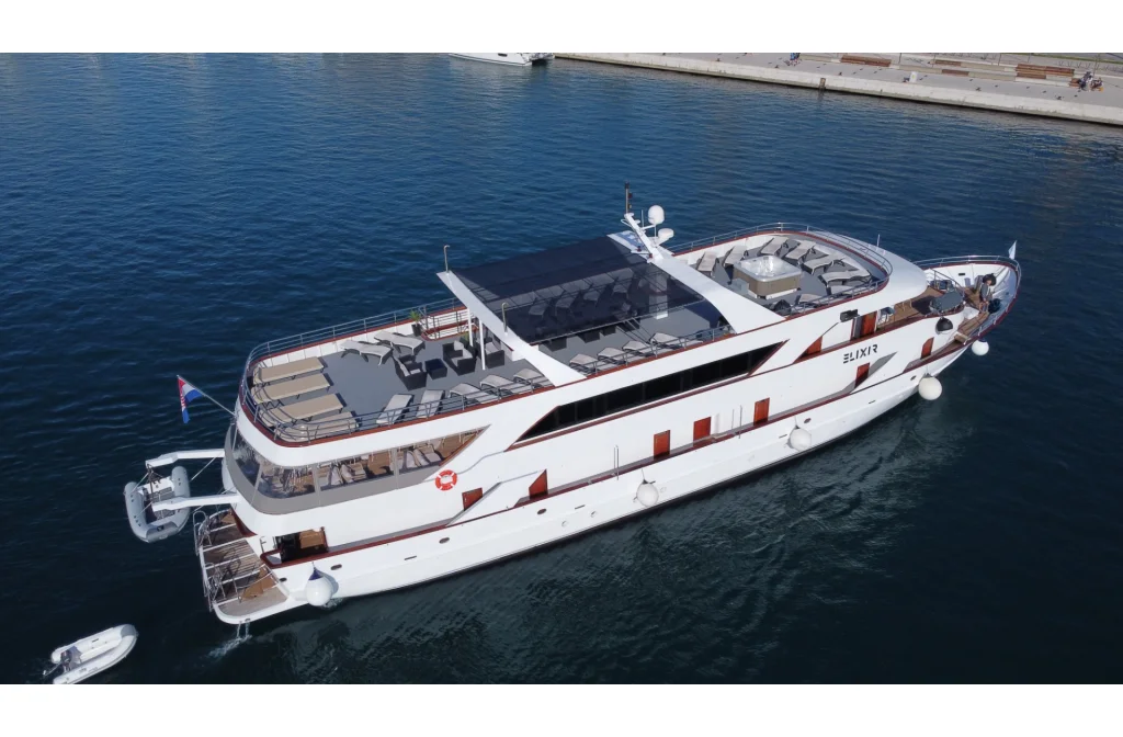 Schiff Elixir Aussenansicht Steuerbord