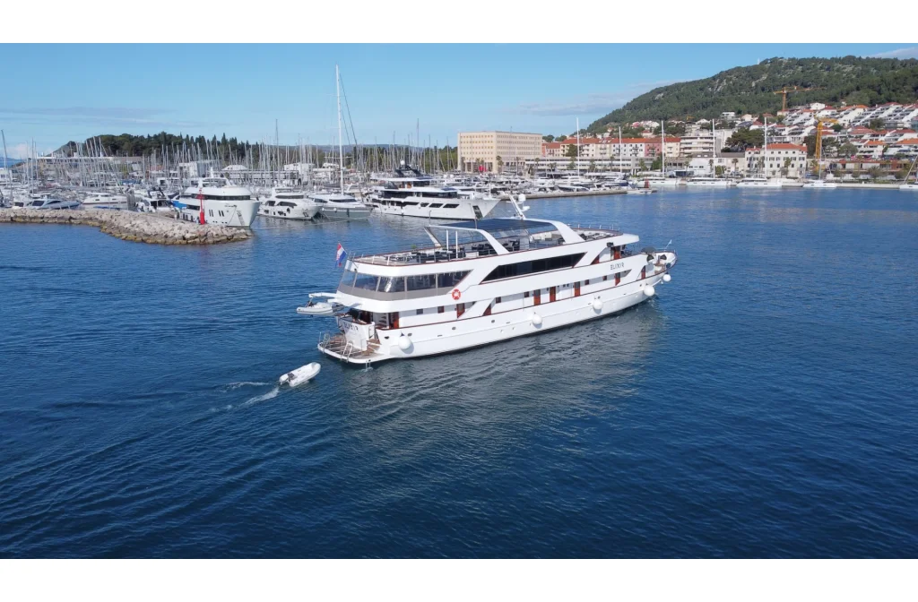 Schiff Elixir Aussenansicht Split