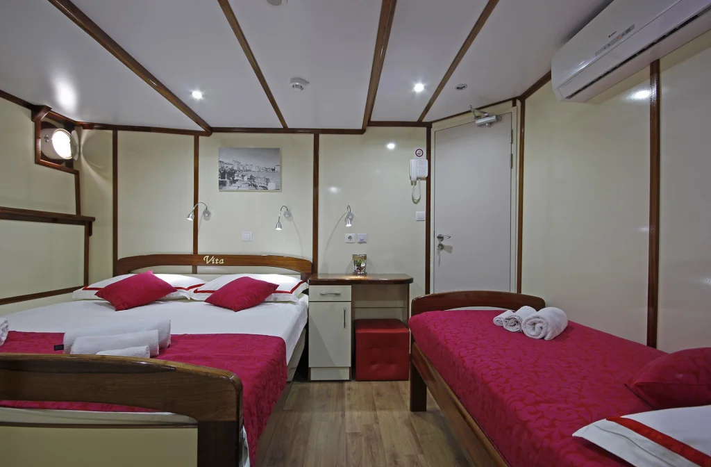 Schiff Vita Dreibettkabine Unterdeck Bett Bild Tisch