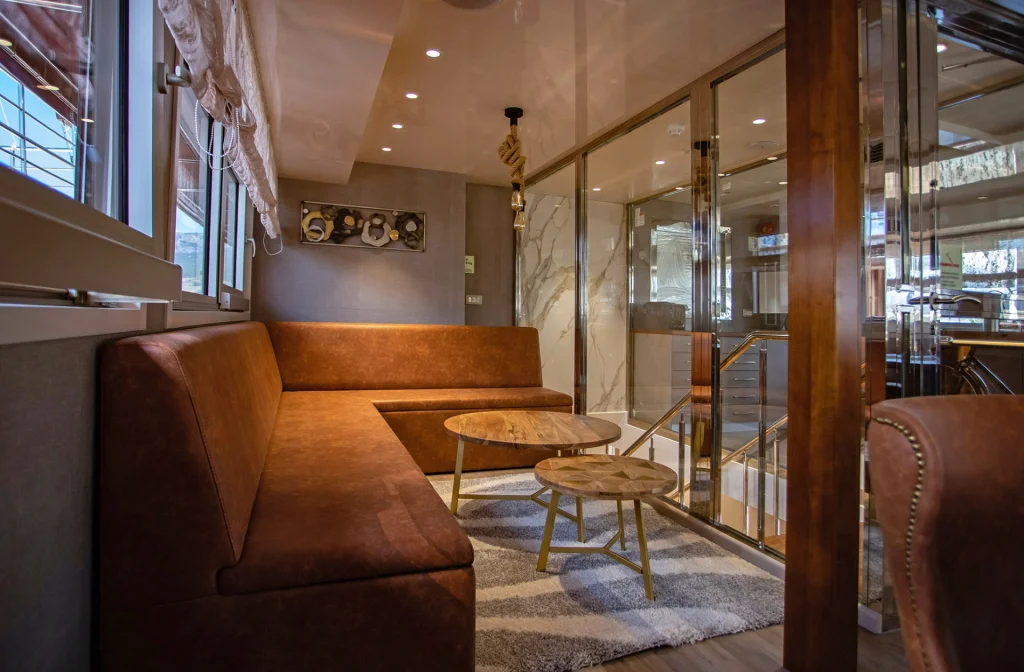 Schiff Voyage Salon Sofa