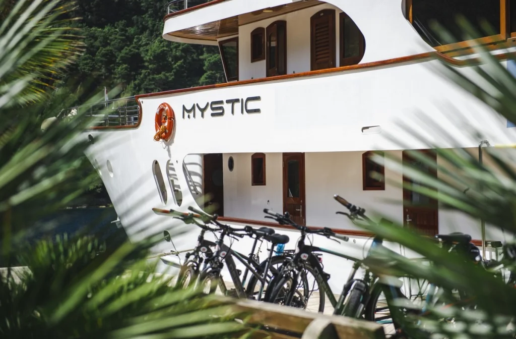 Schiff Mystic Aussenansicht Backbord Velo