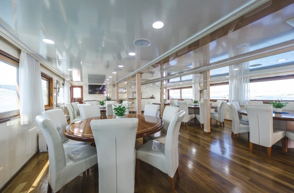 Schiff Mystic Salon Tisch Stuhl