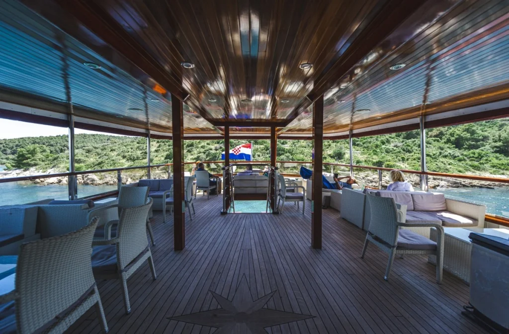 Schiff Mystick Heck Lounge