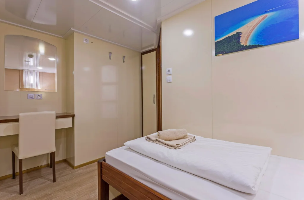 Schiff Mystic Kabine Auf Hauptdeck Bett Stuhl Tisch