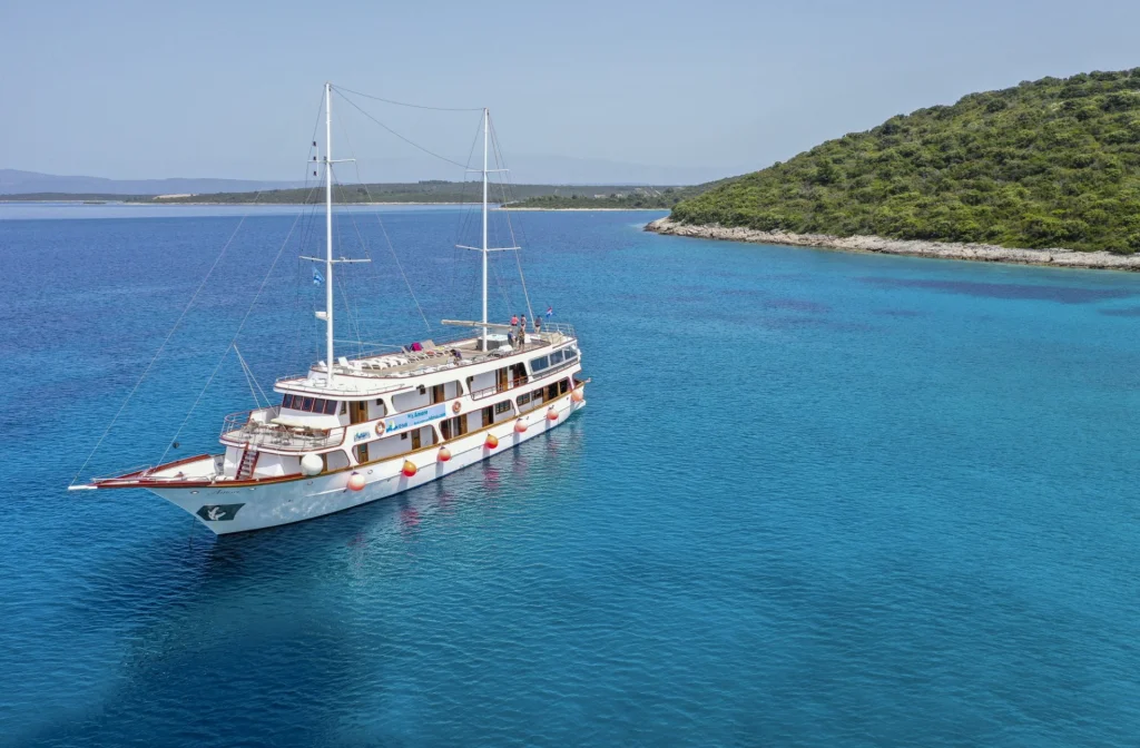 Schiff Amore Aussenansicht Backbord