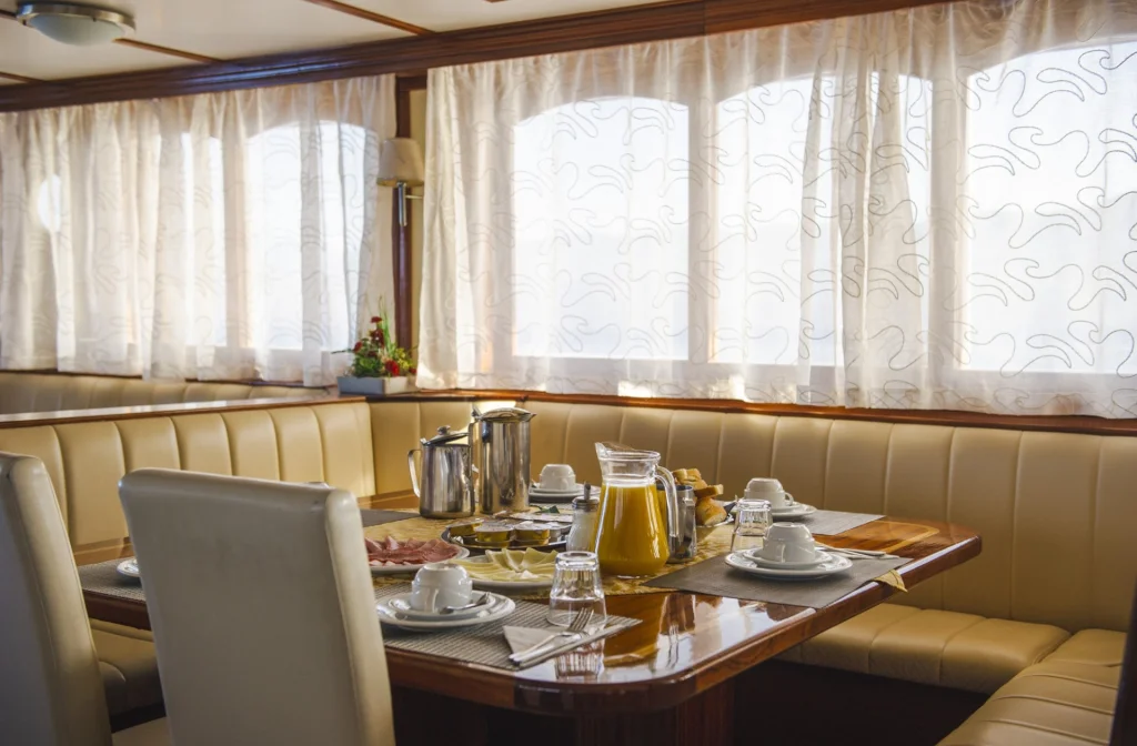 Schiff Amore Salon Fruestueck