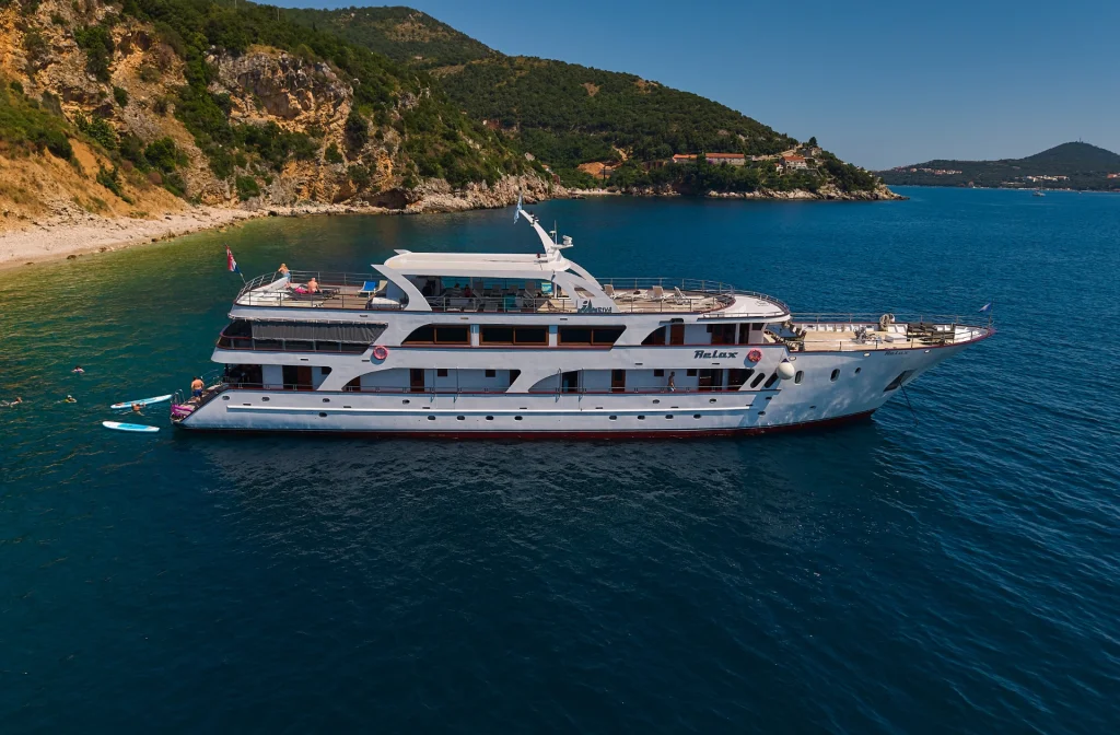 Schiff Relax Aussenansicht Steuerbord Berg