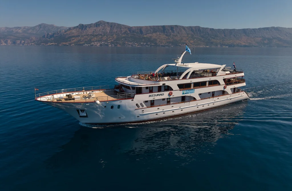 Schiff Azzurro Aussenansicht Backbord