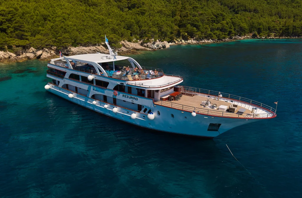 Schiff Azzurro Aussenansicht Bug Steuerbord