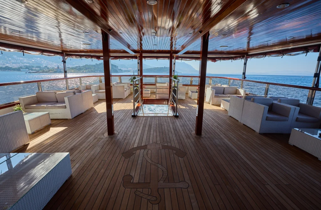 Schiff Azzurro Heck Lounge