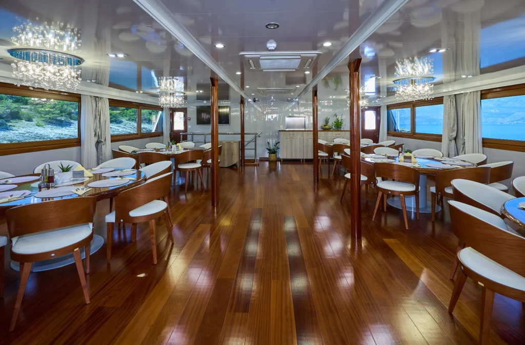 Schiff Azzurro Salon