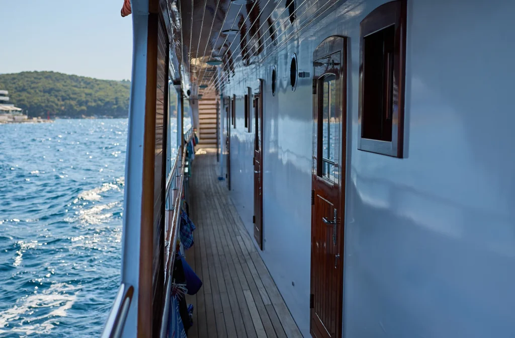 Schiff Azzurro Hauptdeck