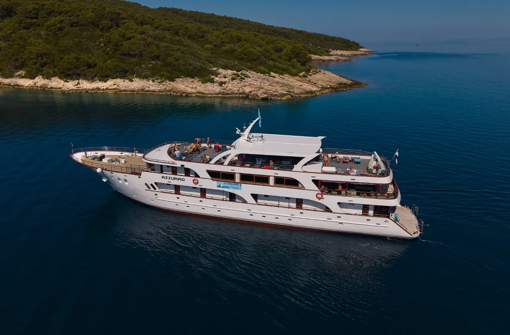 Schiff Azzurro Aussenansicht Backbord Bucht