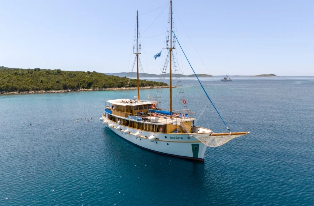 Schiff Macek Aussenansicht Steuerbord