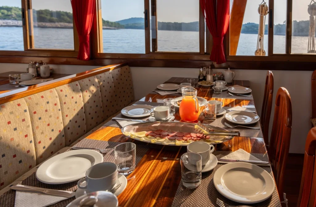 Schiff Macek Restaurant Fruestueck