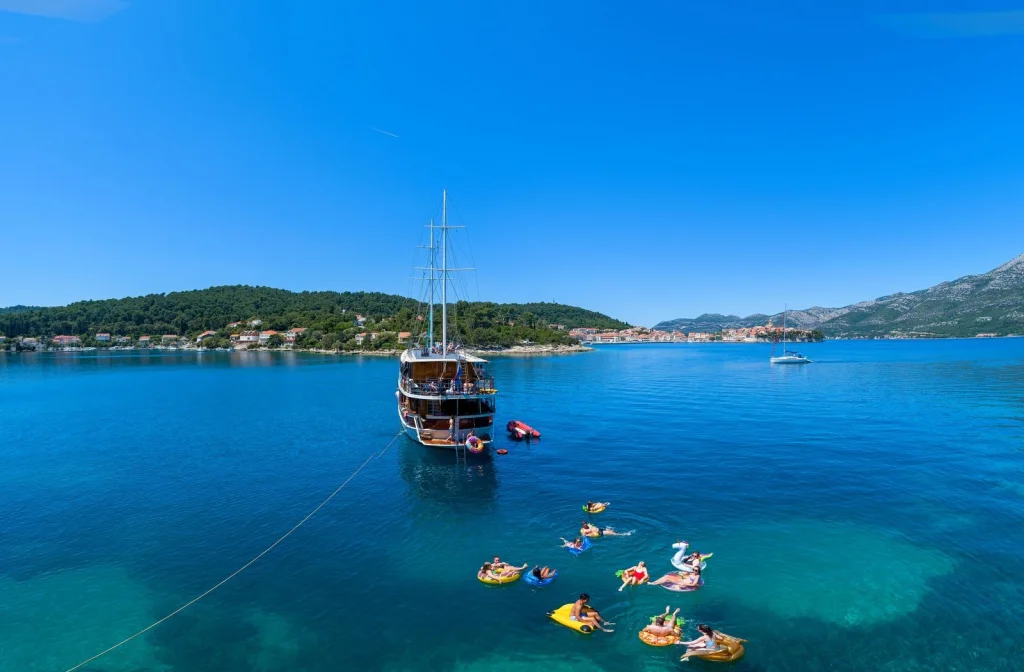 Schiff Labrador Aussenansicht Von Hinten Badepause