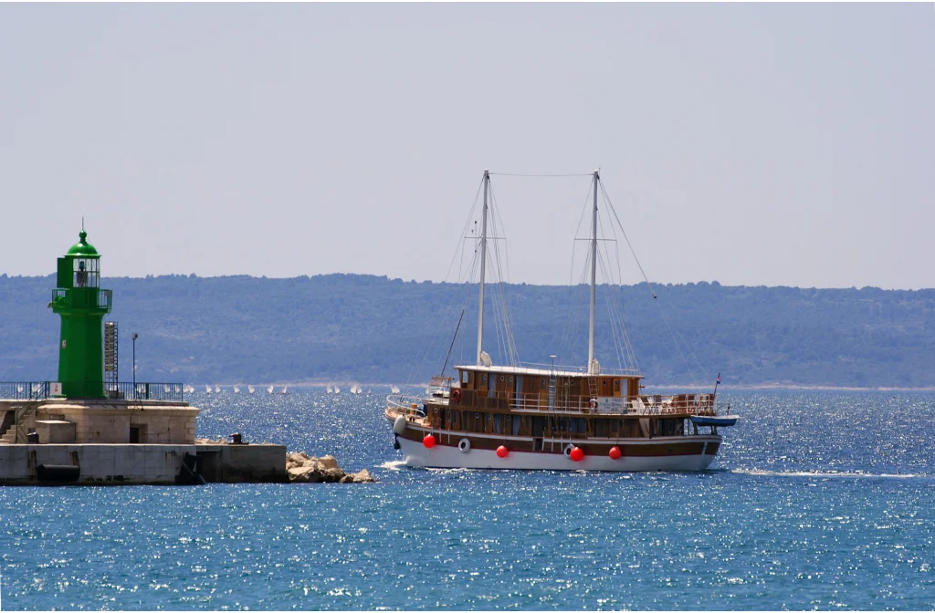 Schiff Lopar Aussenansicht Backbord Leuchturm